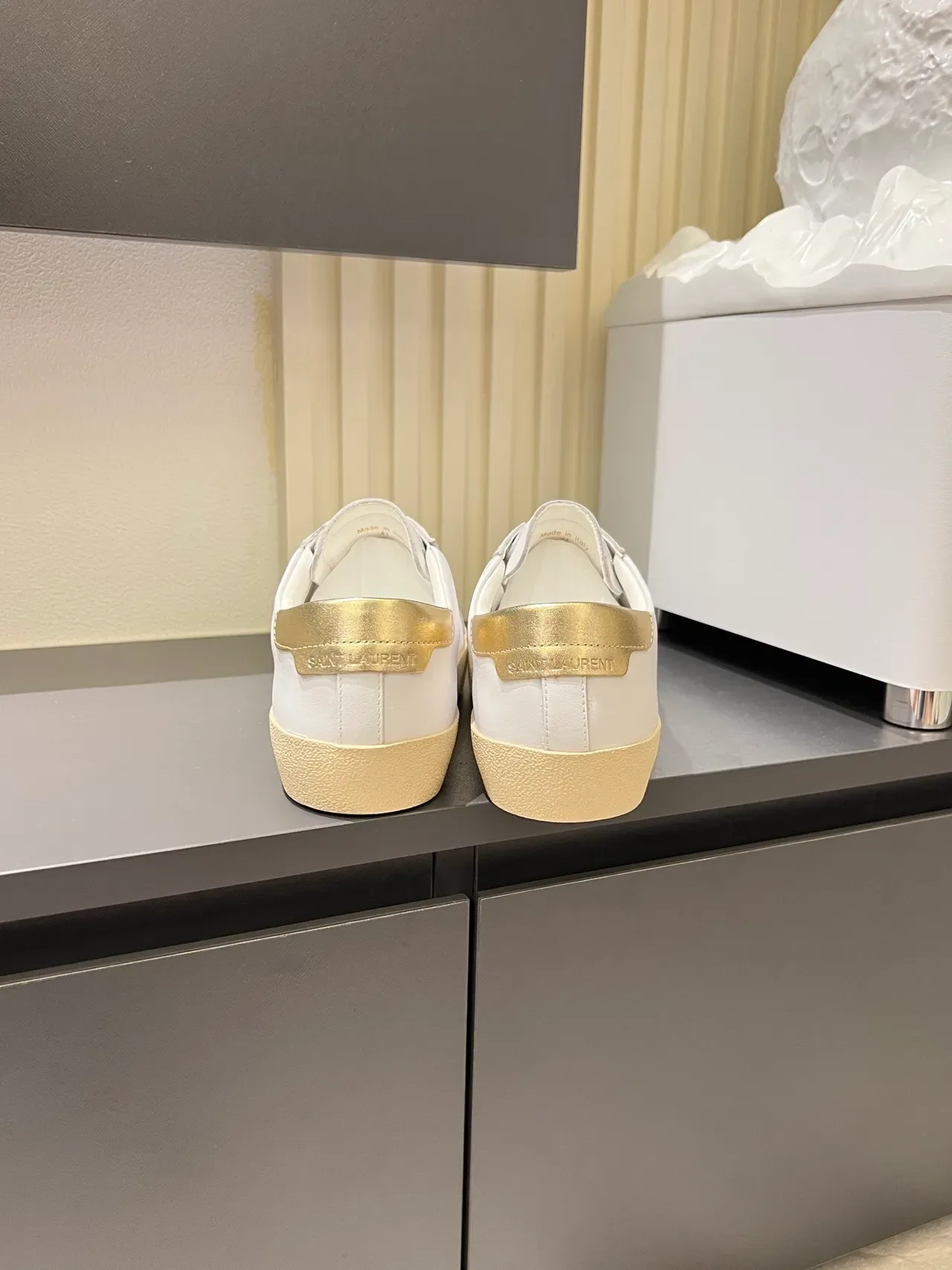 Saint Laurent chaussures lifestyle en cuir or blanc brodées logo 2