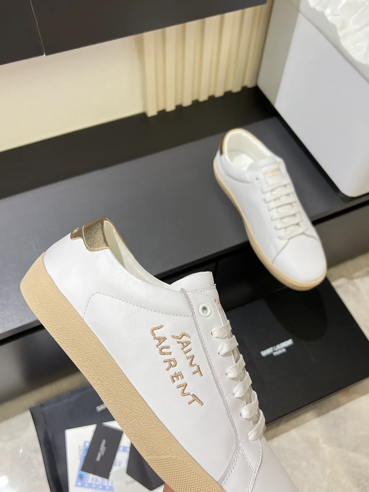 Saint Laurent chaussures lifestyle en cuir or blanc brodées logo 3