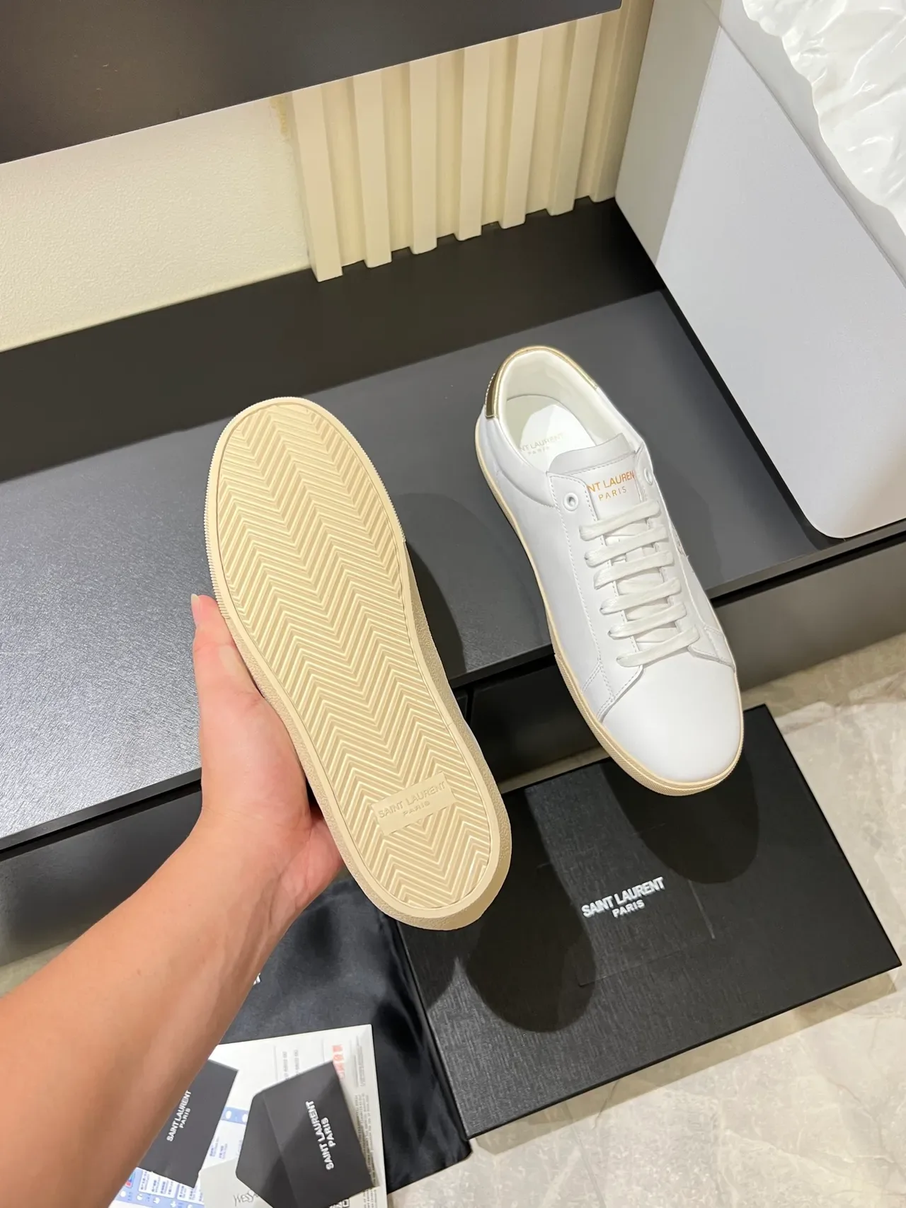 Saint Laurent chaussures lifestyle en cuir or blanc brodées logo 4