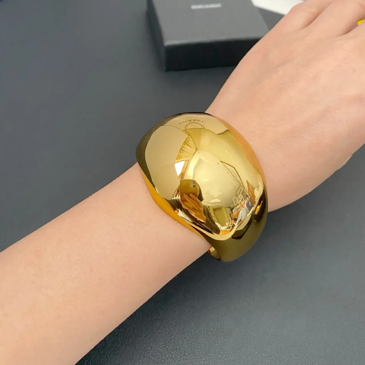 Saint Laurent Bracelete Largo Alto Brilho Dourado 2