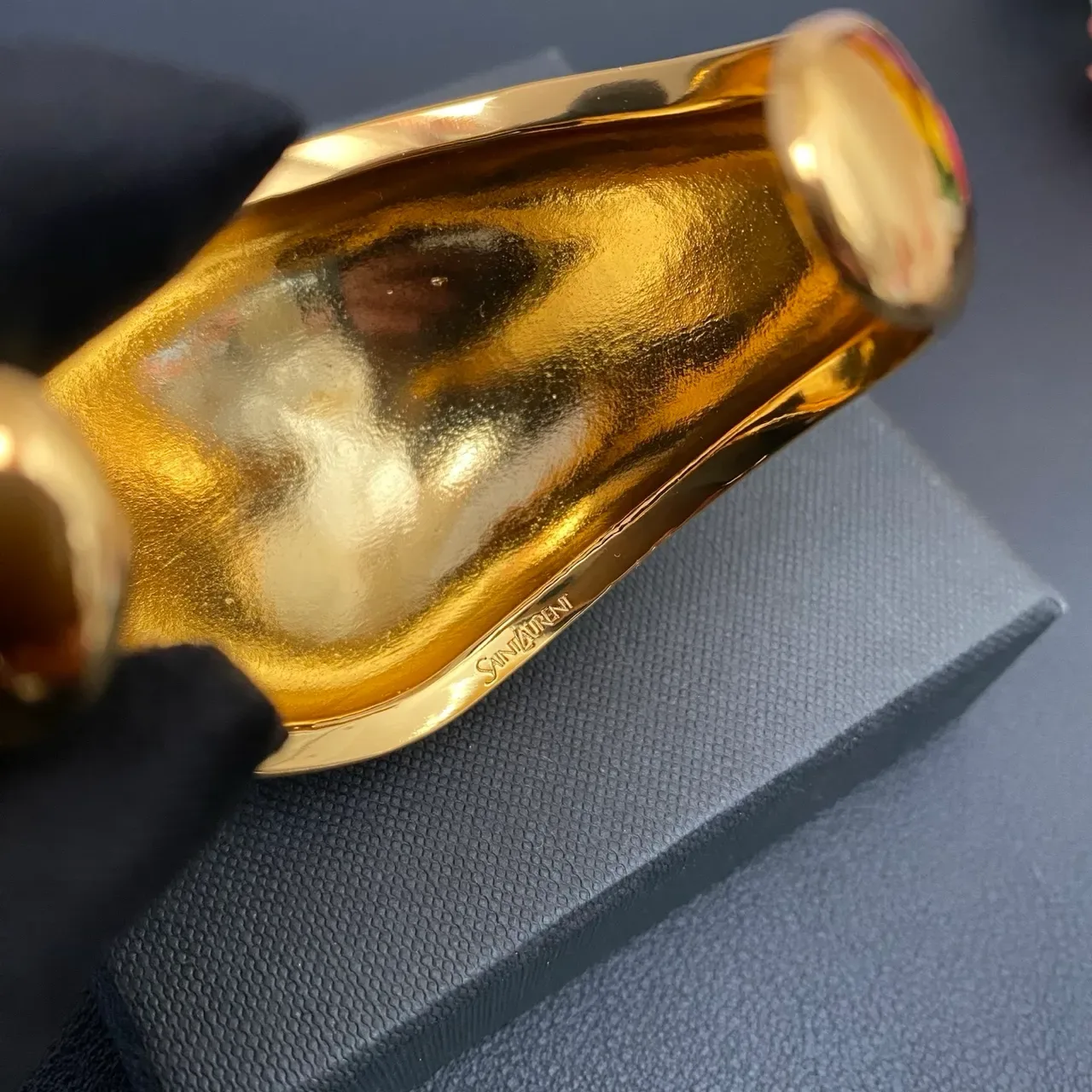 Saint Laurent Bracelete Largo Alto Brilho Dourado 4