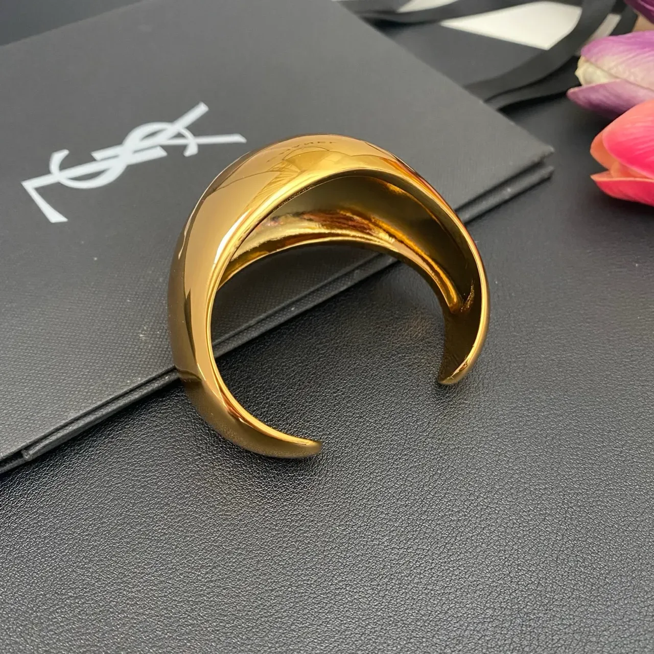 Saint Laurent Bracelete Largo Alto Brilho Dourado 6