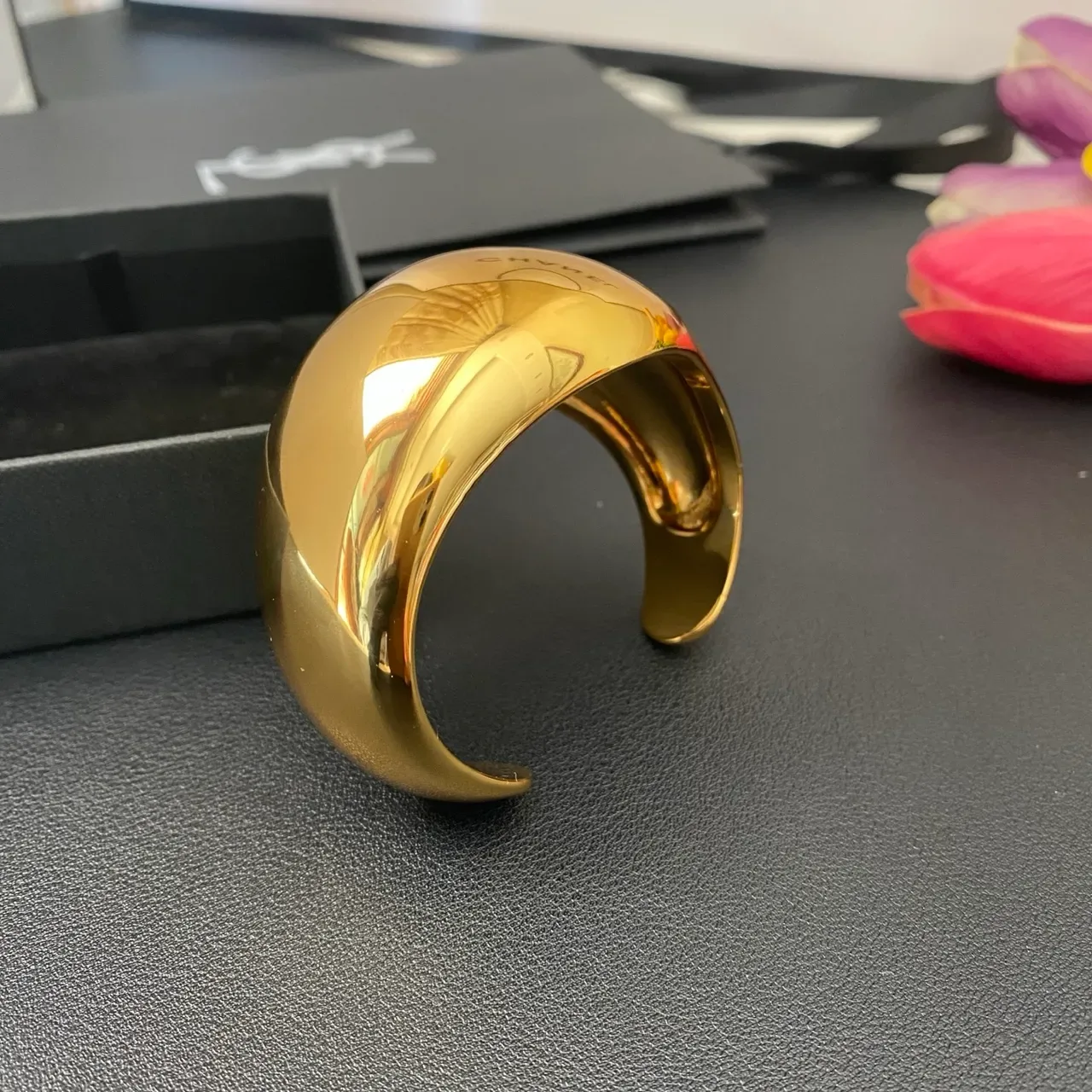 Saint Laurent Bracelete Largo Alto Brilho Dourado 9