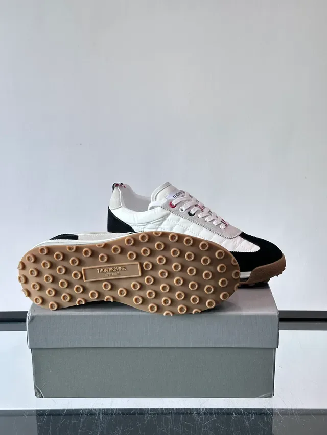 Thom Browne Sneakers Lifestyle Noir et Blanc Matelassées à Couture Diamant 2
