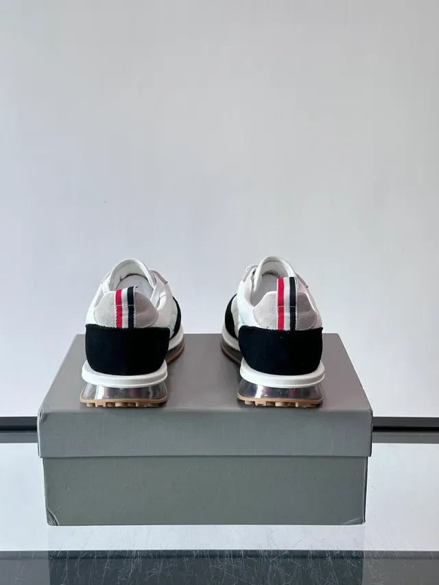 Thom Browne Sneakers Lifestyle Noir et Blanc Matelassées à Couture Diamant 3