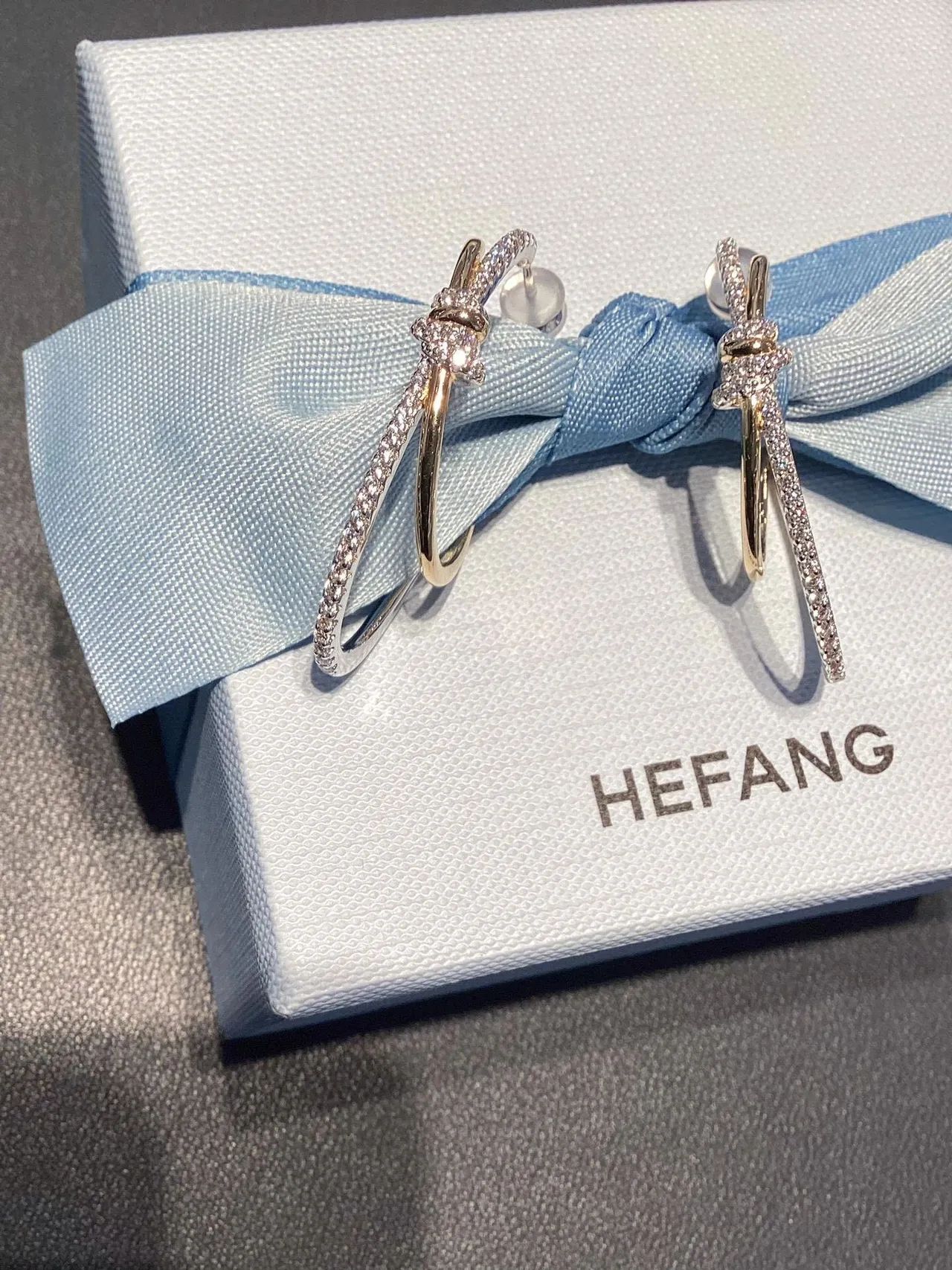 Tiffany & Co. Boucles d'oreilles nœud Pavé ton or 3