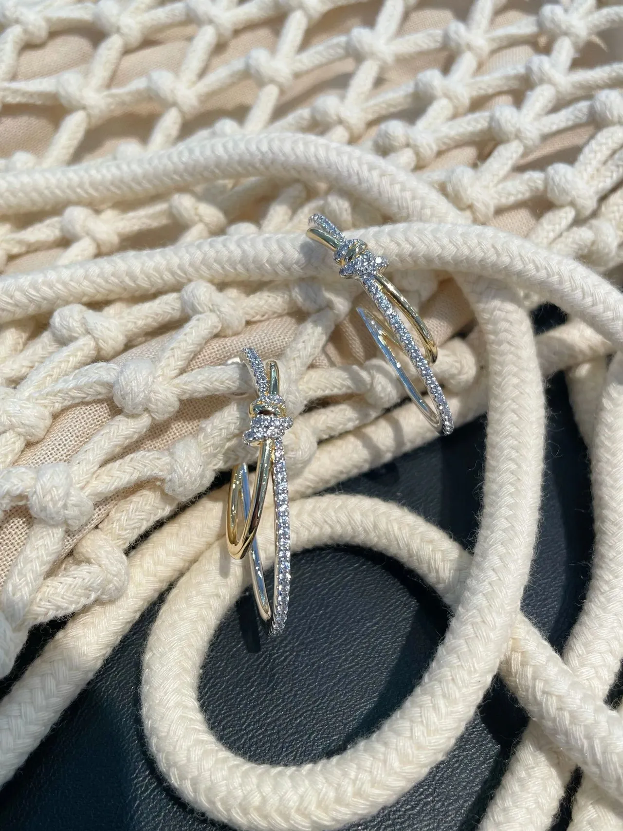 Tiffany & Co. Boucles d'oreilles nœud Pavé ton or 4