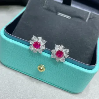 Tiffany & Co. Boucles d'oreilles en rubis et diamants en cluster floral