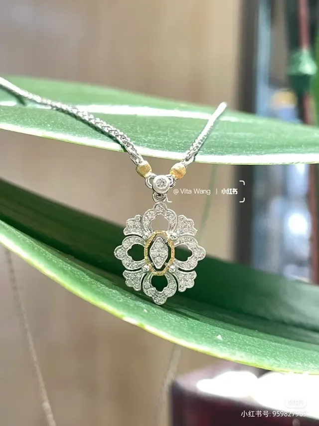 Tiffany & Co. Floral Quatrefoil Pendant Silver White Pavé-Set Diamonds Necklace 8
