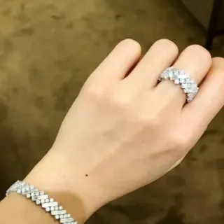 Tiffany & Co. T Bague à diamants en zigzag avec coupe baguette