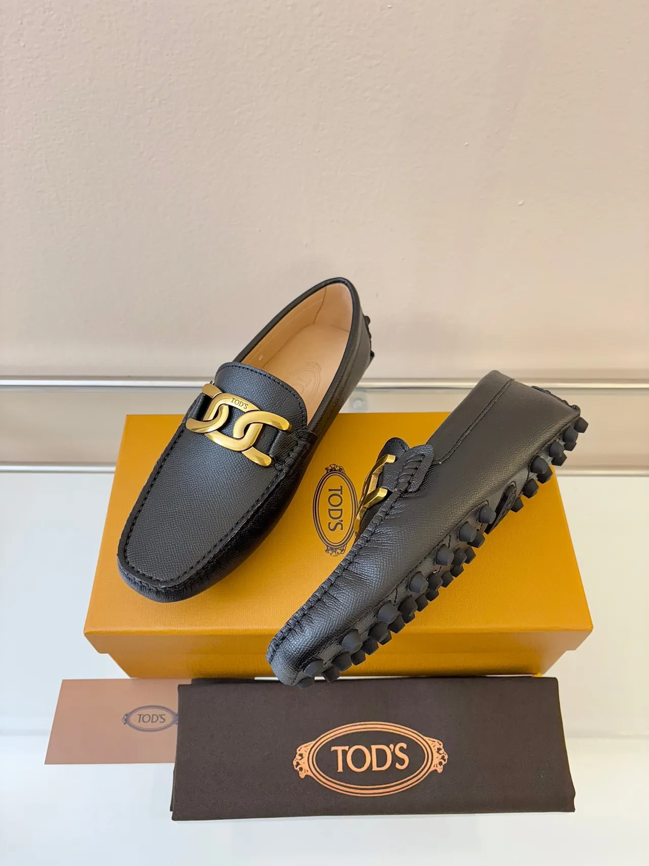 Tod's Gommino mocassin en cuir texturé noir et or avec chaîne à maillons bit 2