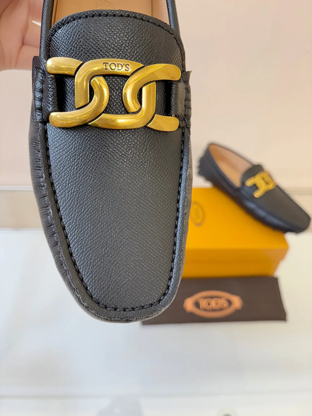 Tod's Gommino mocassin en cuir texturé noir et or avec chaîne à maillons bit 3