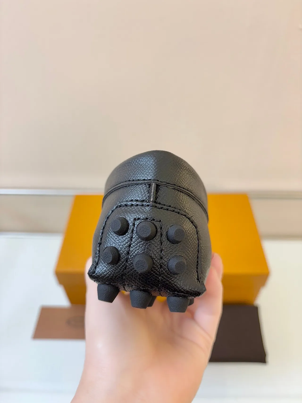 Tod's Gommino mocassin en cuir texturé noir et or avec chaîne à maillons bit 4