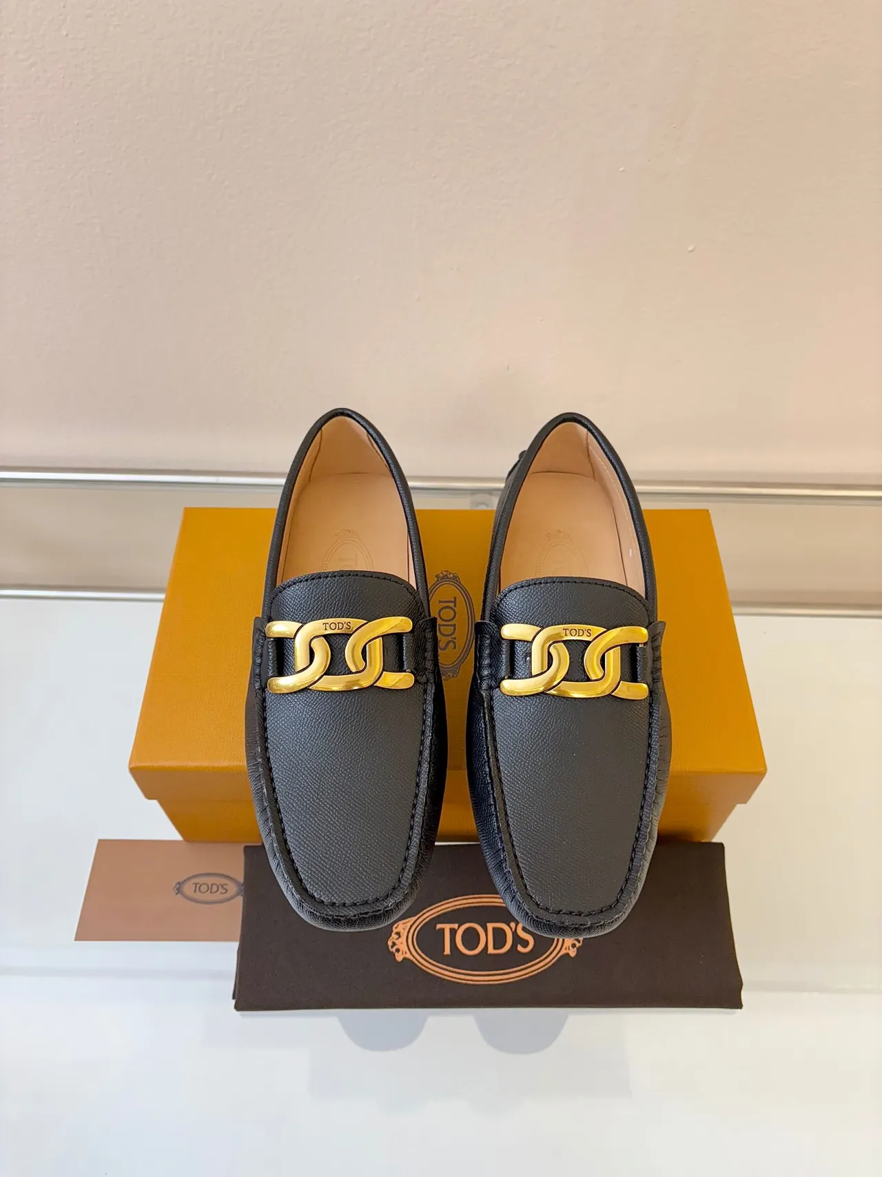 Tod's Gommino mocassin en cuir texturé noir et or avec chaîne à maillons bit 6