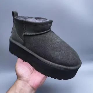 UGG Botas de Nieve con Parte Superior de Ante y Forro de Cordero en Color Verde Ejército Negro