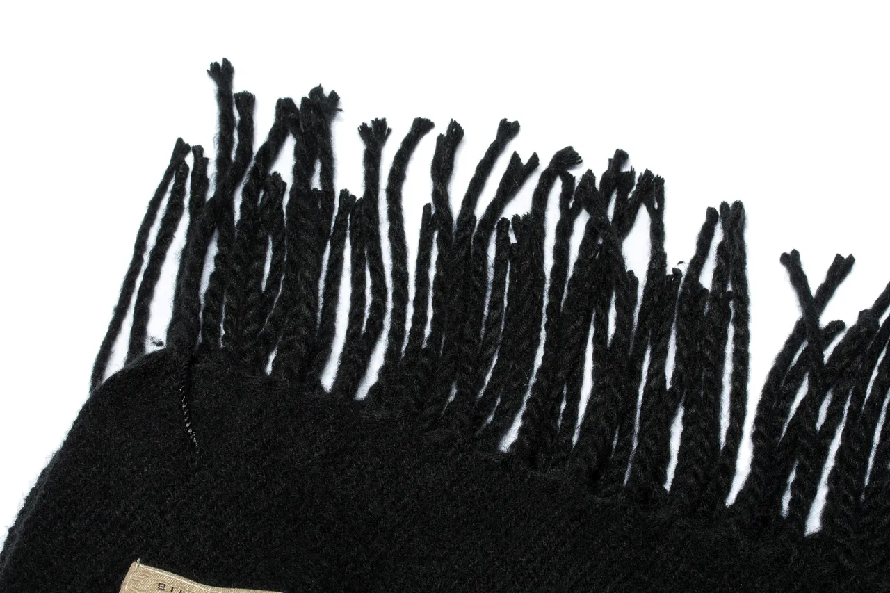 UGG Écharpe en Cachemire Noire à Bords Frangés et Texture Tissée 8