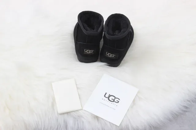 UGG Cat-Face Appliqué Black Snow Boots 2