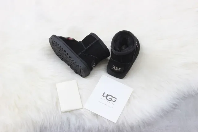 UGG Cat-Face Appliqué Black Snow Boots 7