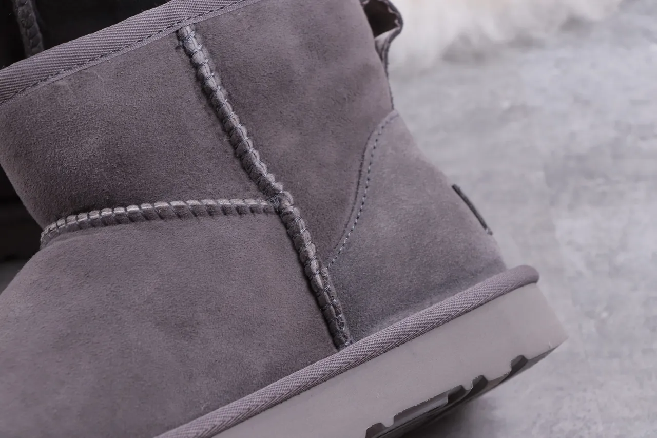 UGG Classic Mini حذاء ثلجي رمادي فحمي 3