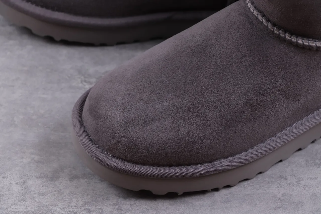 UGG Classic Mini حذاء ثلجي رمادي فحمي 4