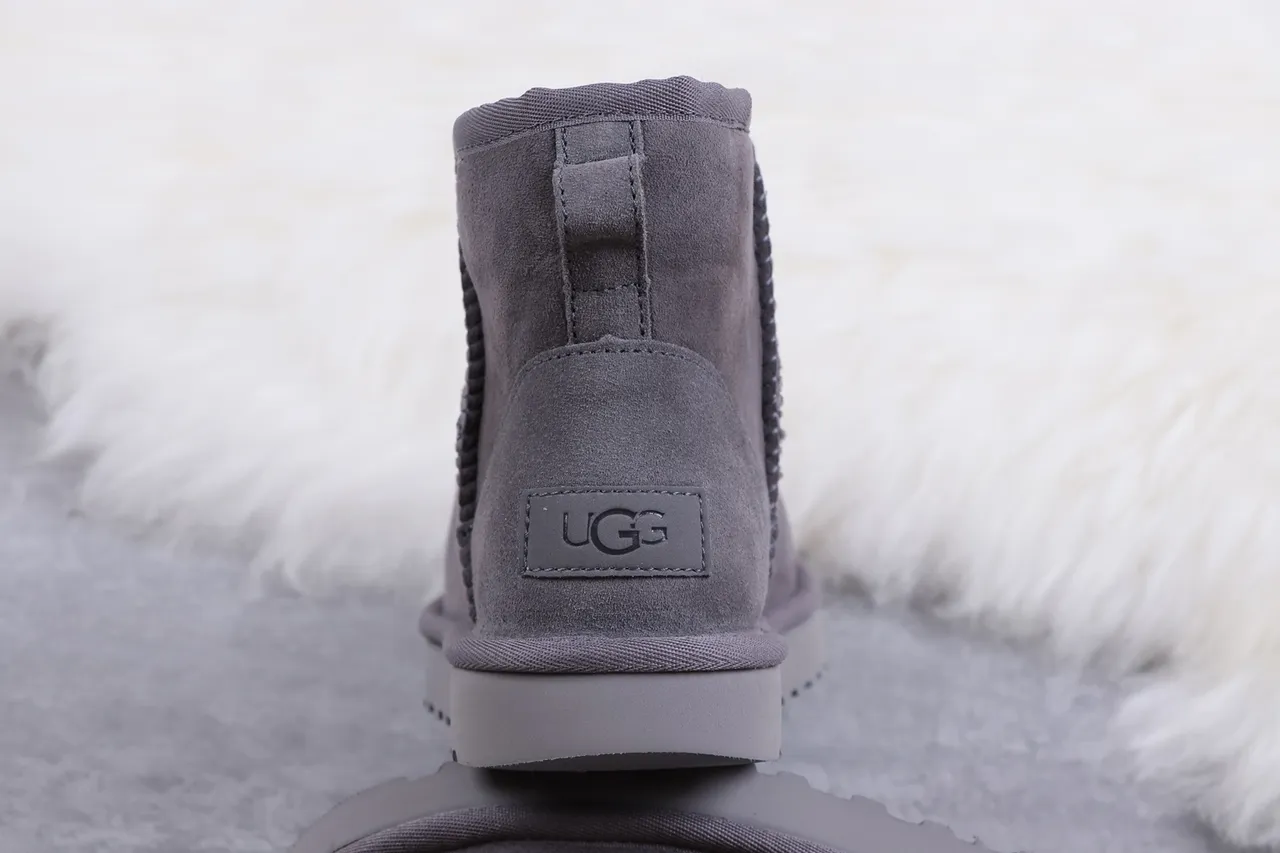 UGG Classic Mini حذاء ثلجي رمادي فحمي 5