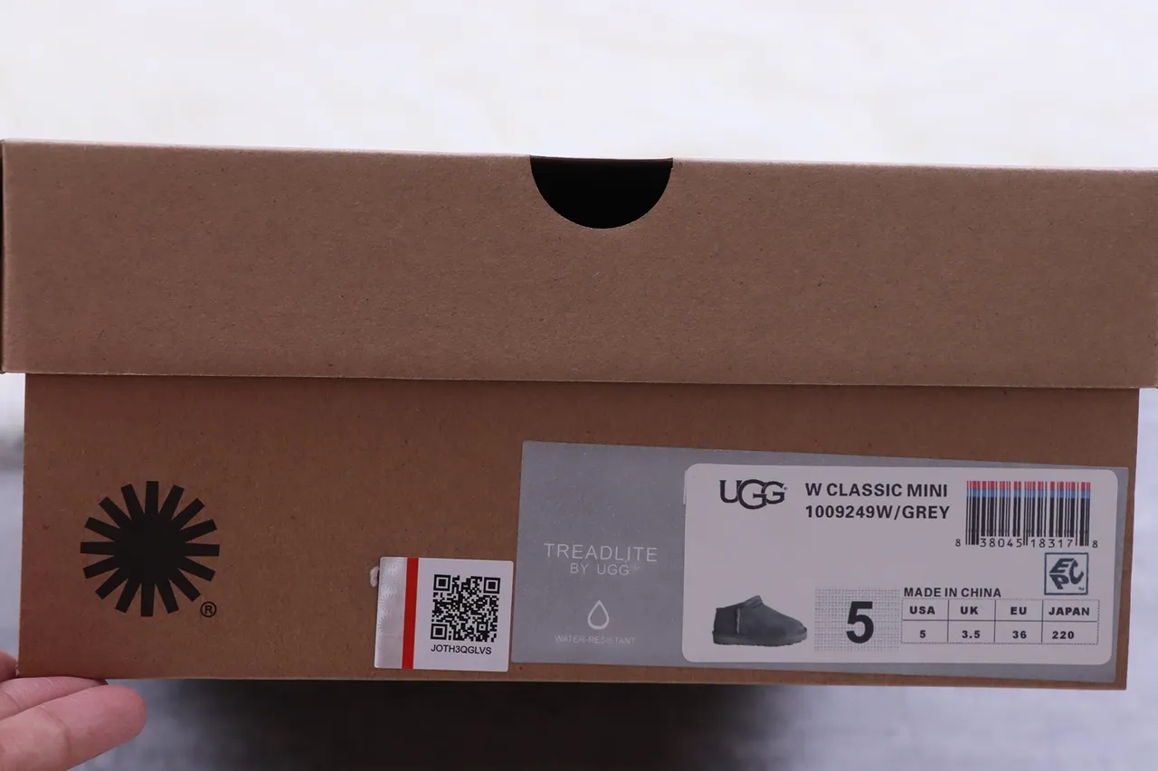 UGG Classic Short কার্বন গ্রে সুয়েড স্নো বুটস 2