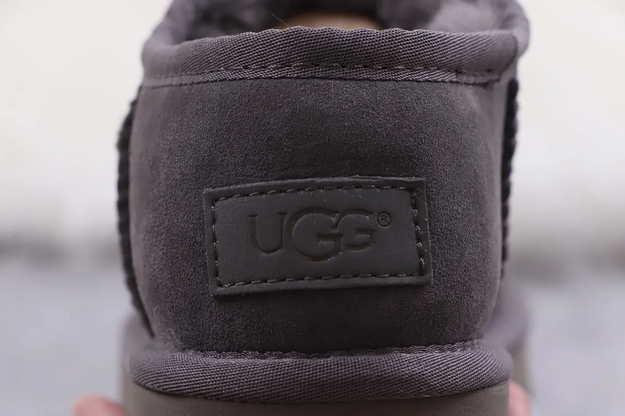 UGG Classic Short কার্বন গ্রে সুয়েড স্নো বুটস 3