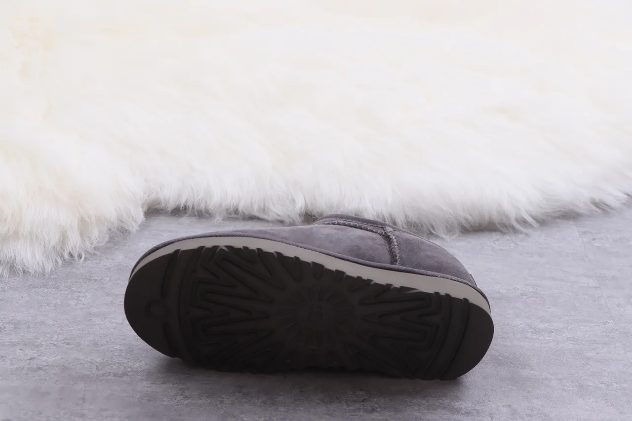 UGG Classic Short কার্বন গ্রে সুয়েড স্নো বুটস 4