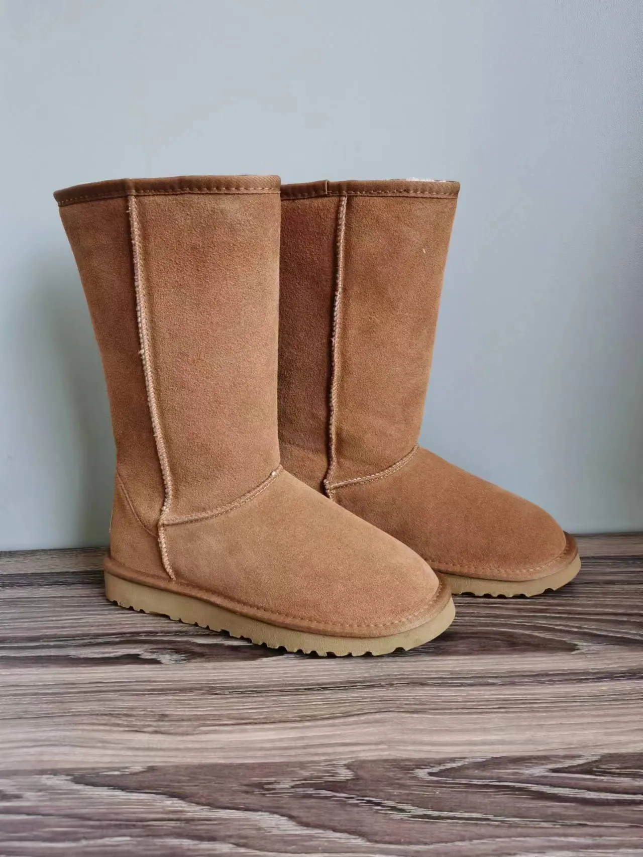 UGG क्लासिक टॉल चेस्टनट सूड कनी बूट्स 2