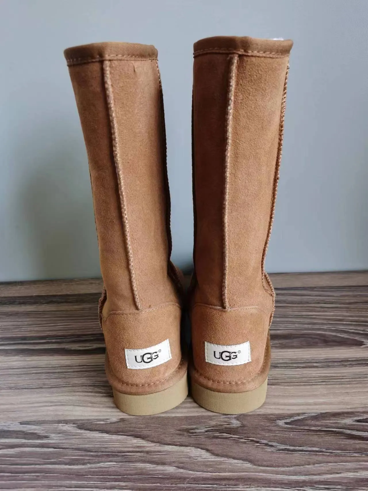 UGG क्लासिक टॉल चेस्टनट सूड कनी बूट्स 3