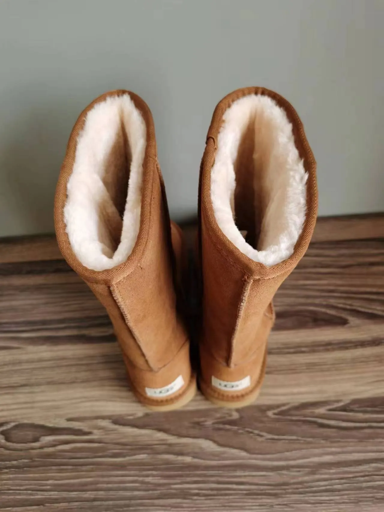 UGG क्लासिक टॉल चेस्टनट सूड कनी बूट्स 4