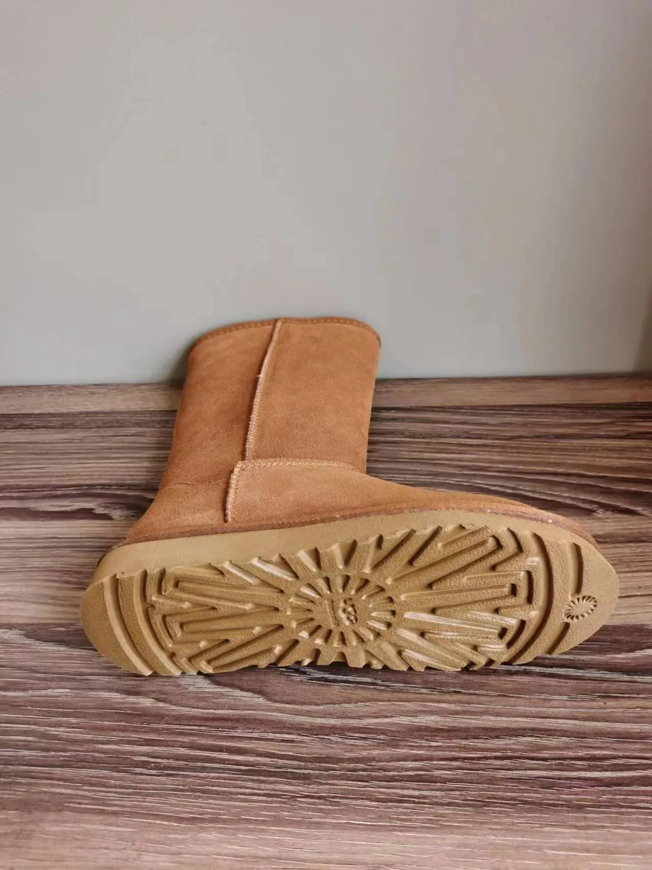 UGG क्लासिक टॉल चेस्टनट सूड कनी बूट्स 5
