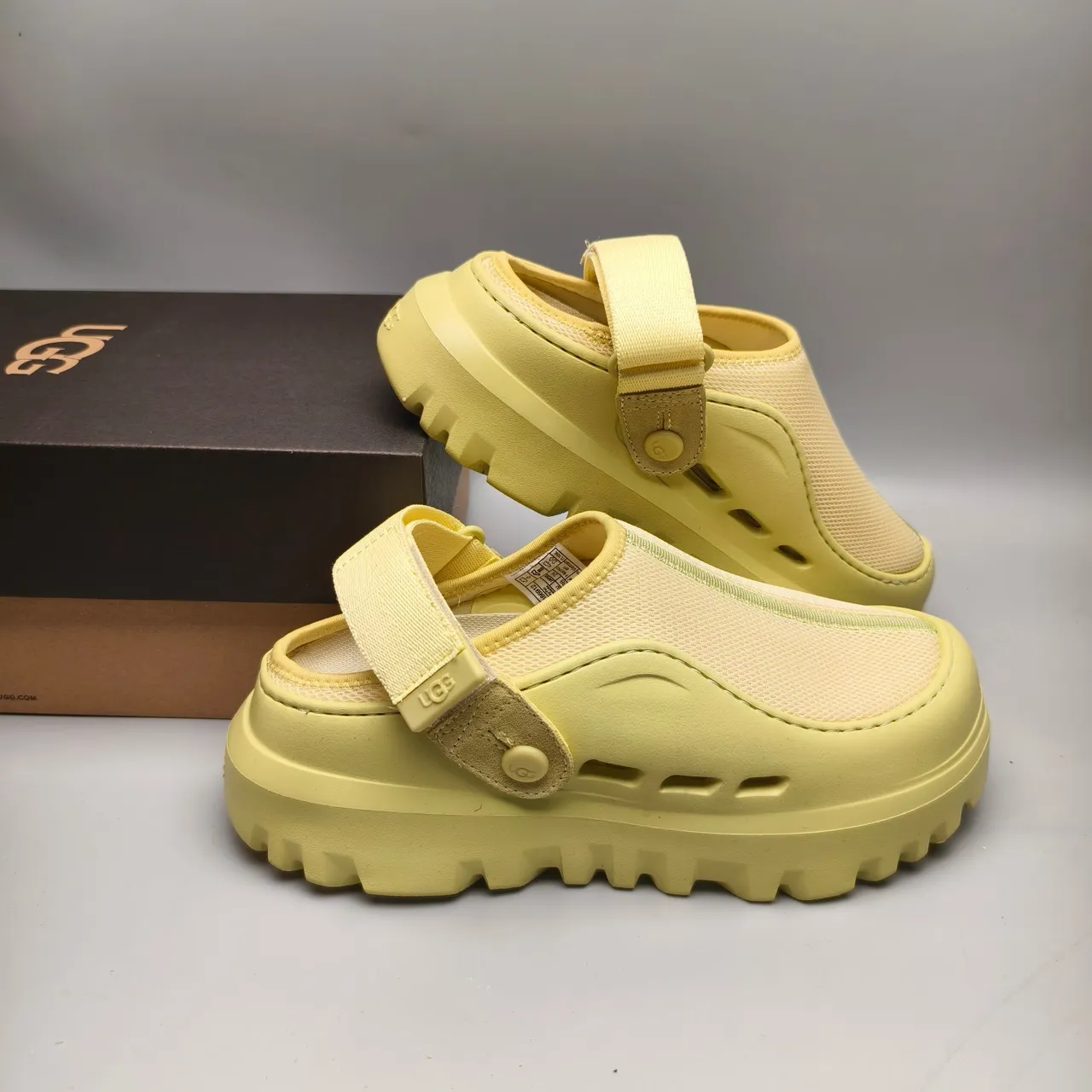 UGG Tasman Clog de malla color amarillo lima 2
