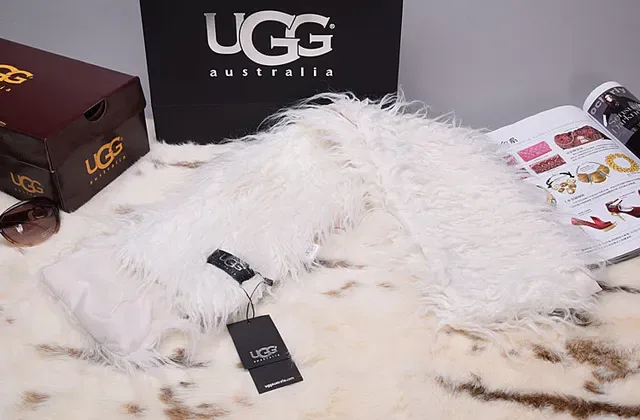 UGG सादा ও বাদামী প্যাটার্নযুক্ত ফ্লফি শাল 7
