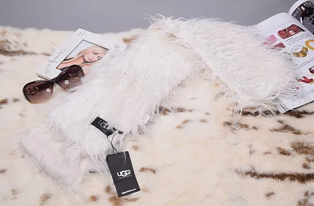 UGG सादा ও বাদামী প্যাটার্নযুক্ত ফ্লফি শাল 8