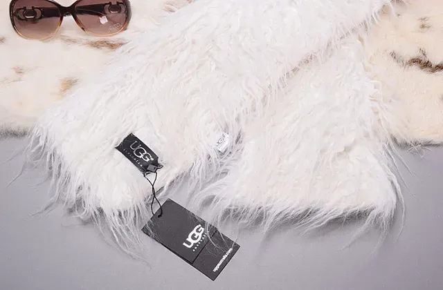 UGG सादा ও বাদামী প্যাটার্নযুক্ত ফ্লফি শাল 10