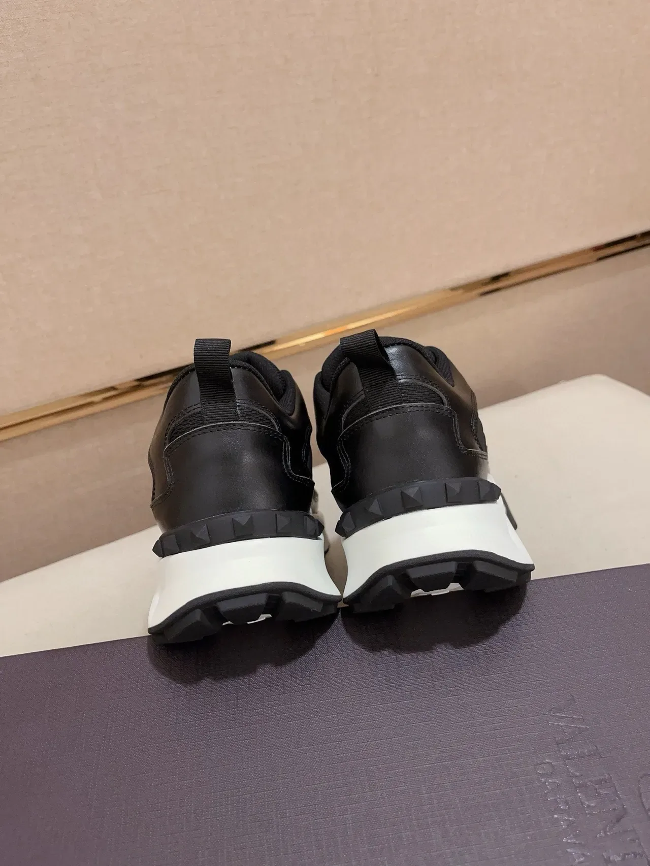 Valentino Chunky Sneakers Preto e Branco Sola Mesh e Couro 4