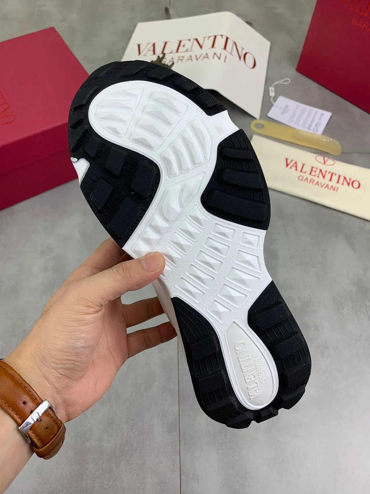 Valentino Garavani sneaker lifestyle blanc et noir 3