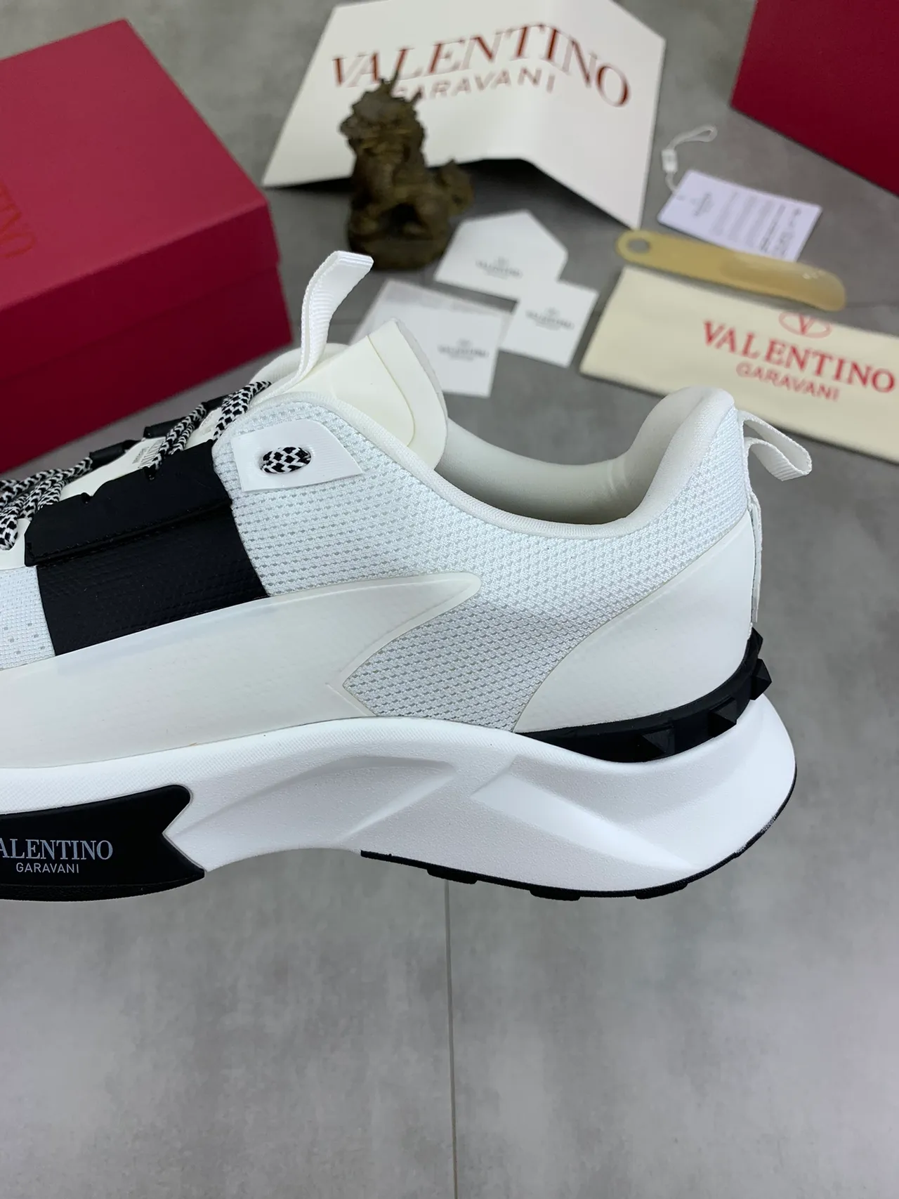 Valentino Garavani sneaker lifestyle blanc et noir 4