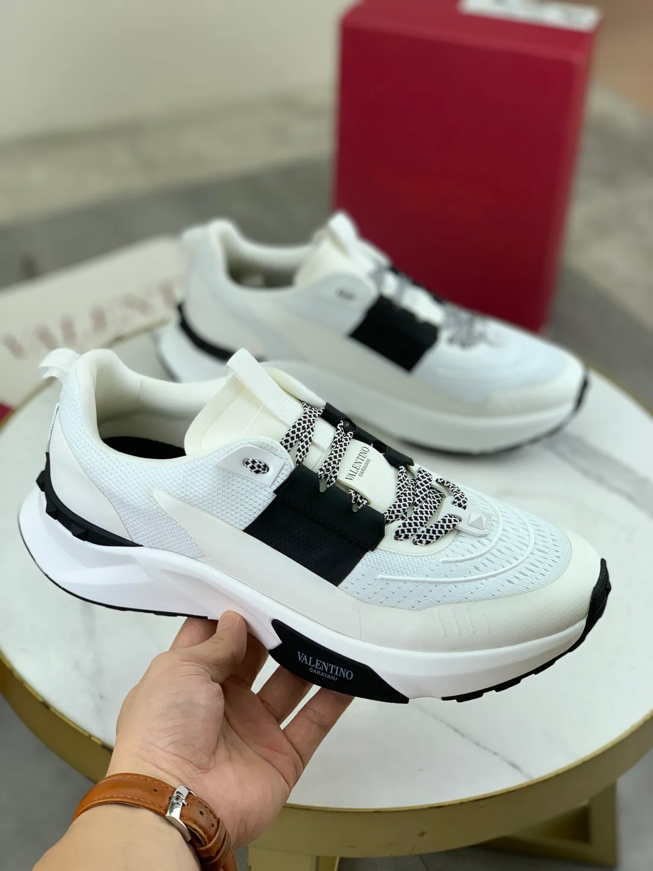 Valentino Garavani sneaker lifestyle blanc et noir 5