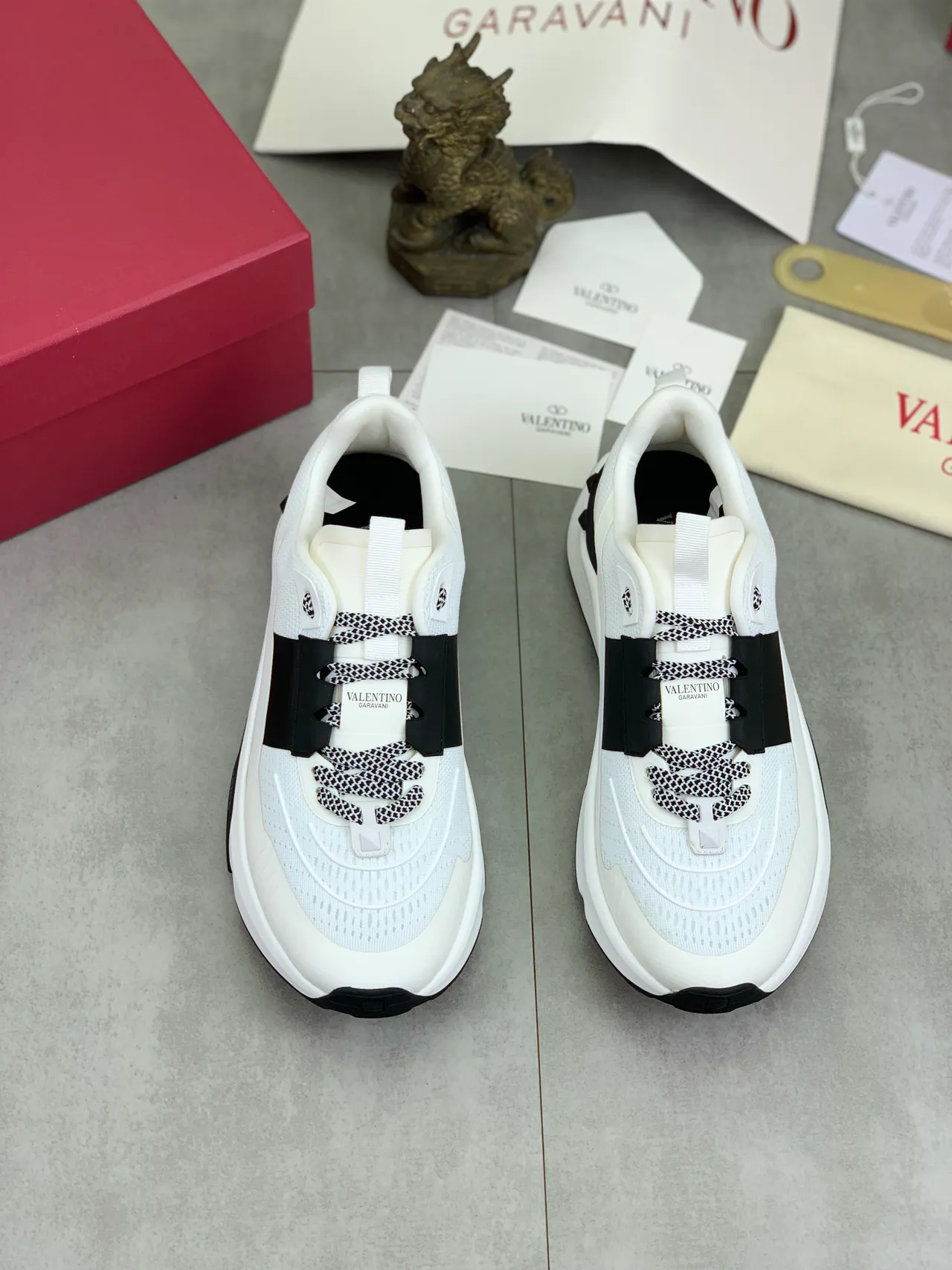 Valentino Garavani sneaker lifestyle blanc et noir 6