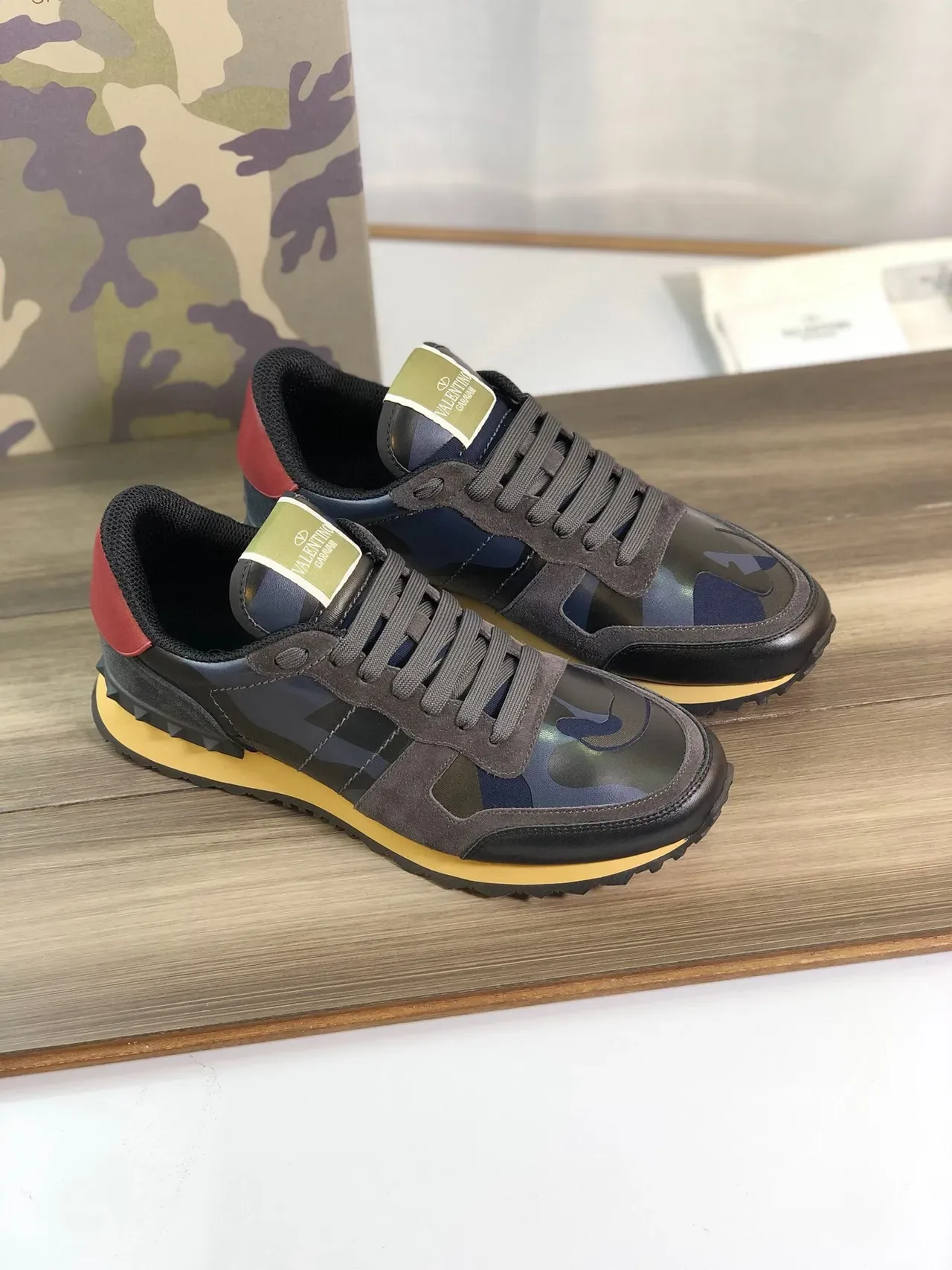 Valentino Sneakers Lifestyle en ante et cuir avec panneaux de camuflage multicolor 1