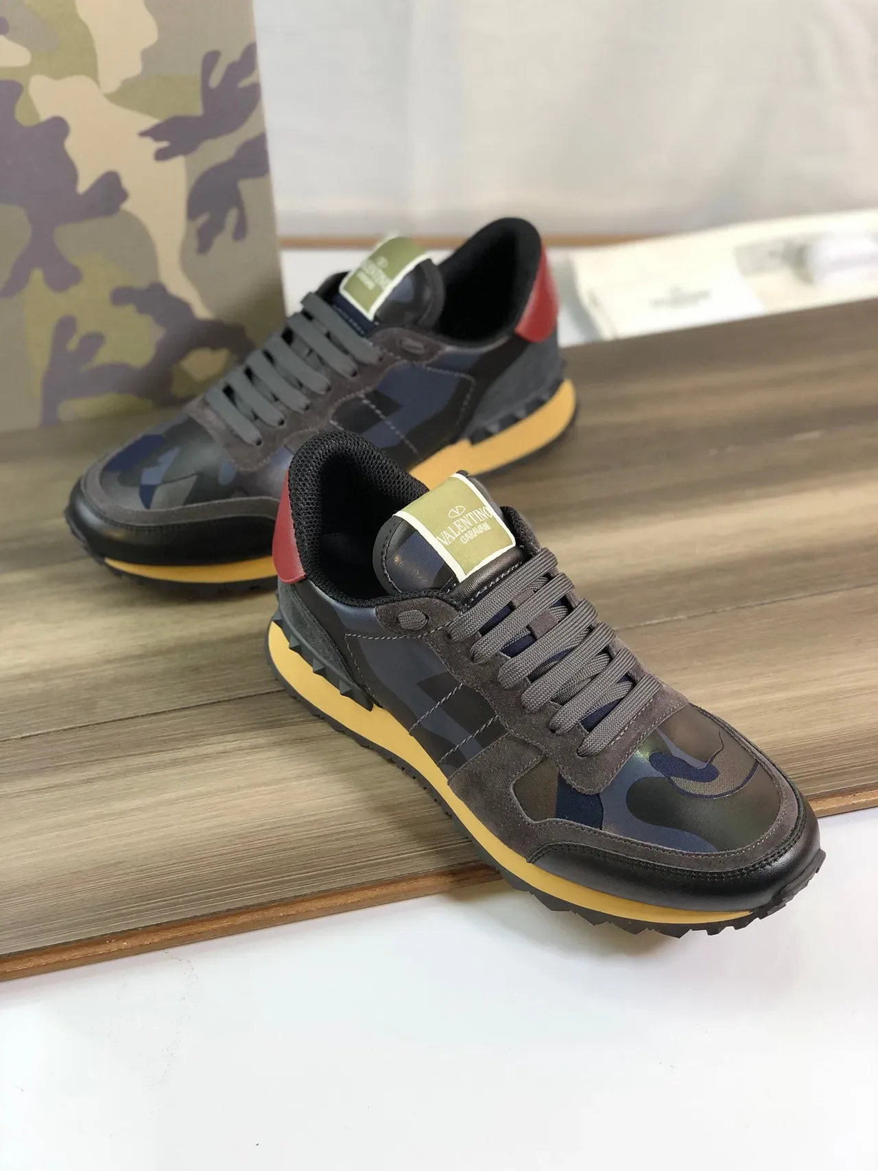 Valentino Sneakers Lifestyle en ante et cuir avec panneaux de camuflage multicolor 6