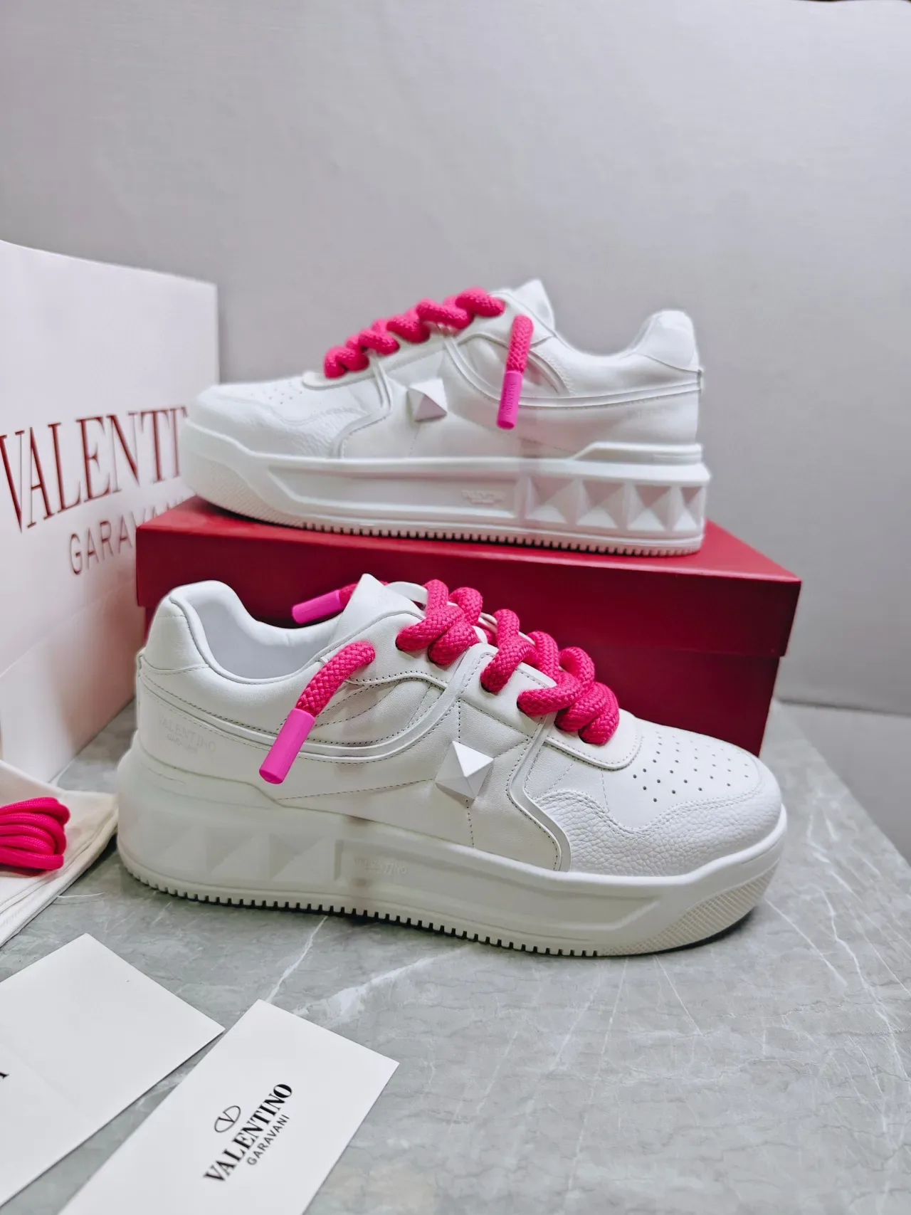 Valentino One Stud chaussures lifestyle blancs et roses en cuir perforés à l'avant-pied 2