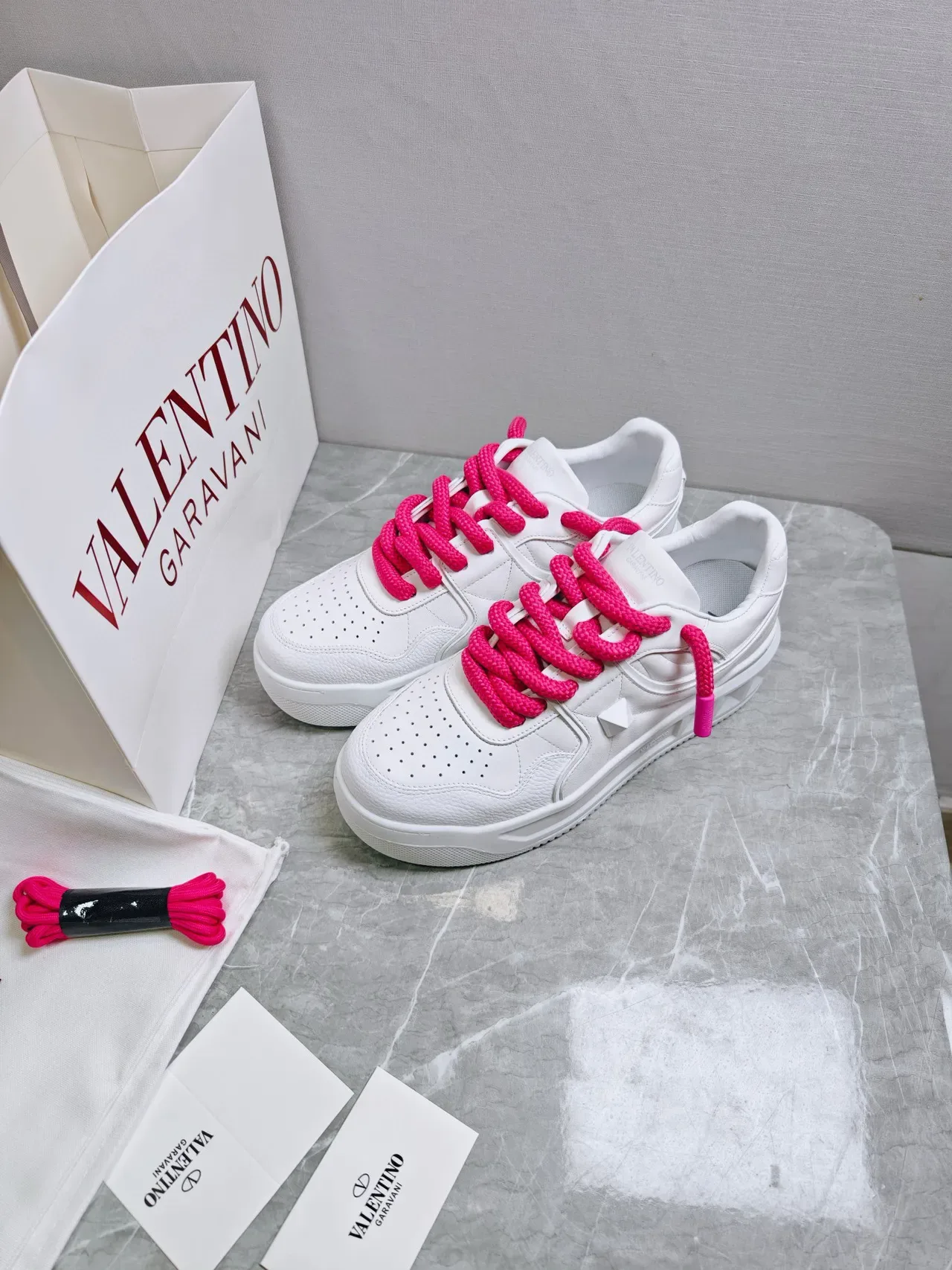 Valentino One Stud chaussures lifestyle blancs et roses en cuir perforés à l'avant-pied 3