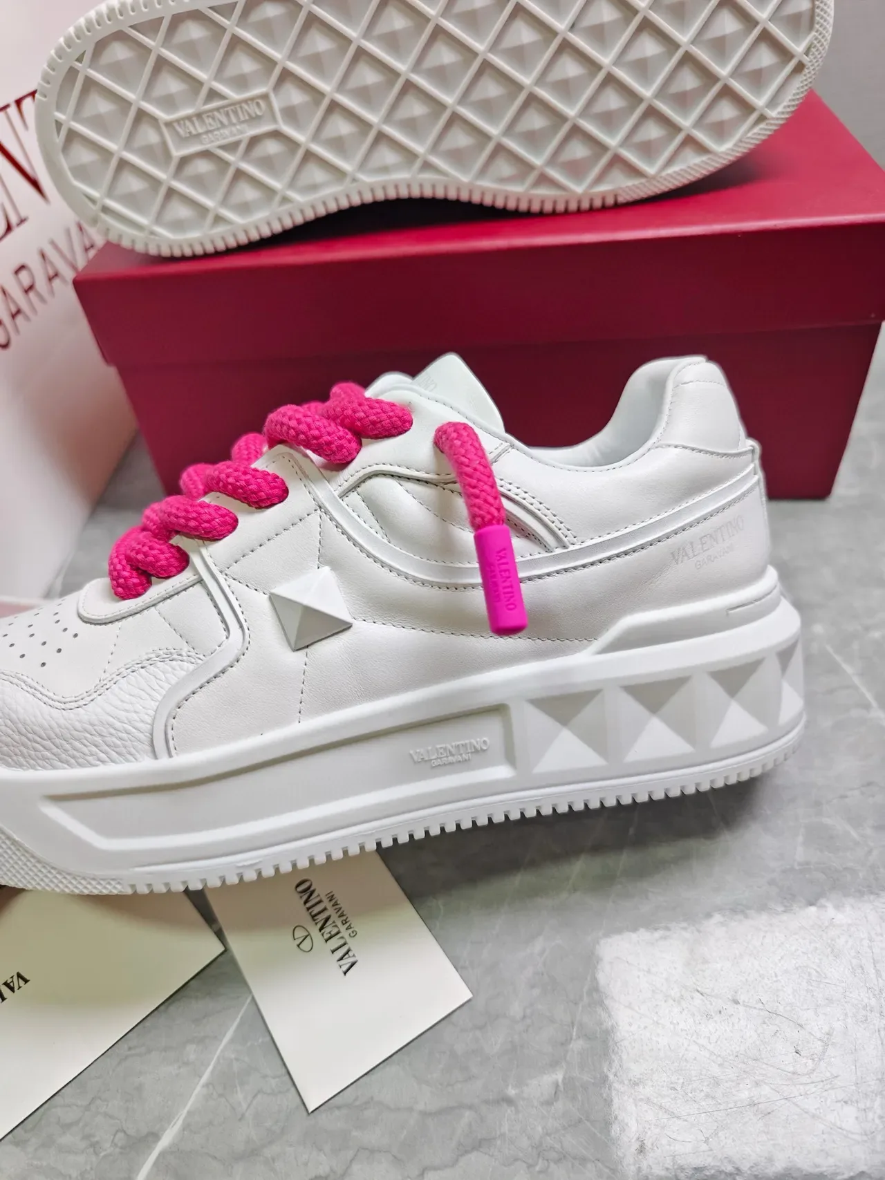Valentino One Stud chaussures lifestyle blancs et roses en cuir perforés à l'avant-pied 4