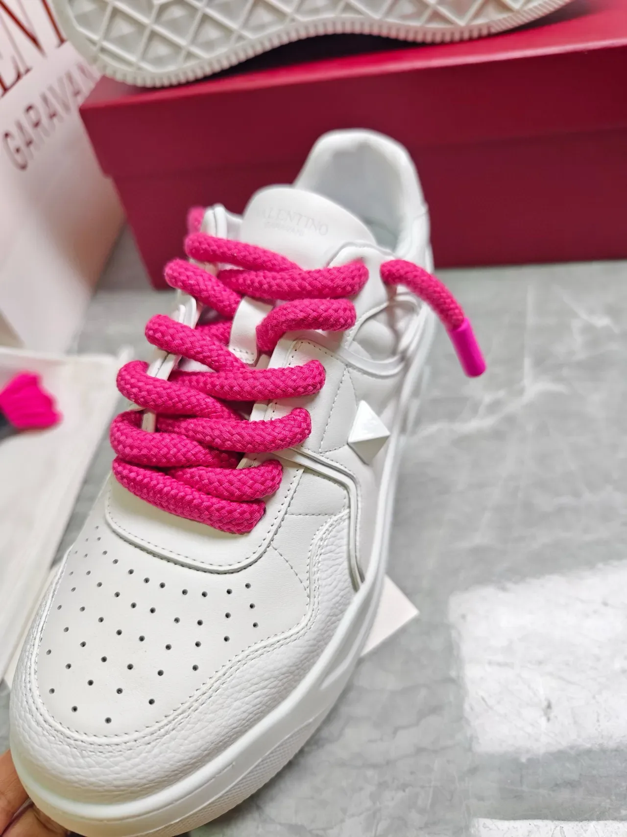 Valentino One Stud chaussures lifestyle blancs et roses en cuir perforés à l'avant-pied 5