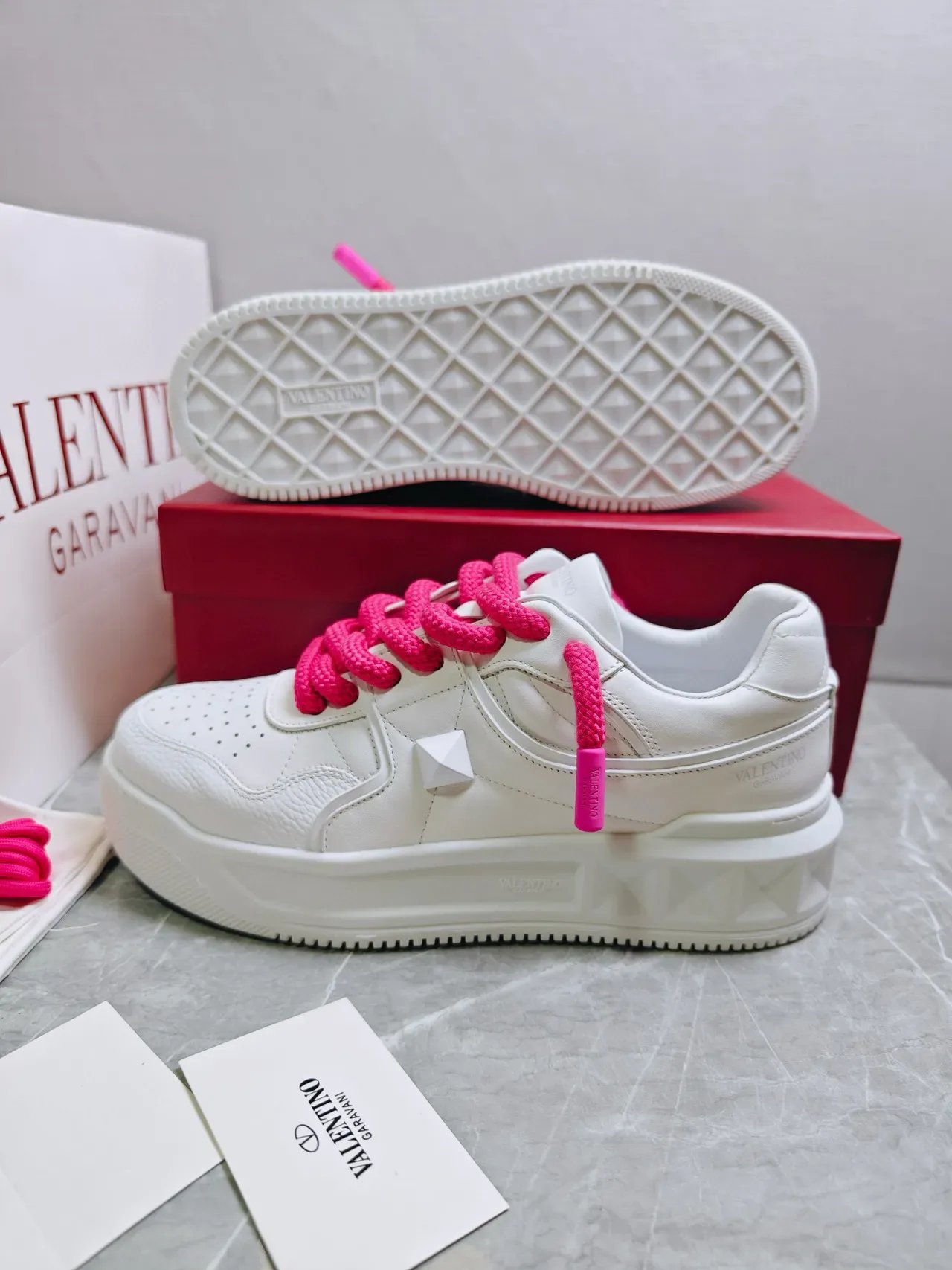 Valentino One Stud chaussures lifestyle blancs et roses en cuir perforés à l'avant-pied 6