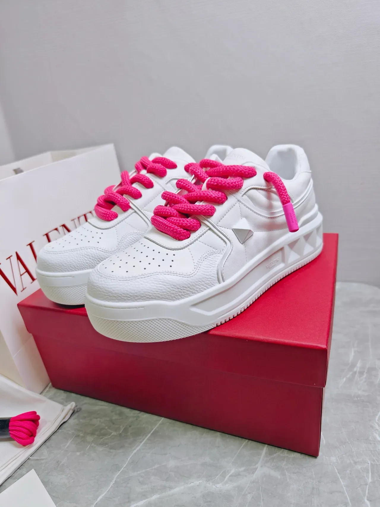 Valentino One Stud chaussures lifestyle blancs et roses en cuir perforés à l'avant-pied 7