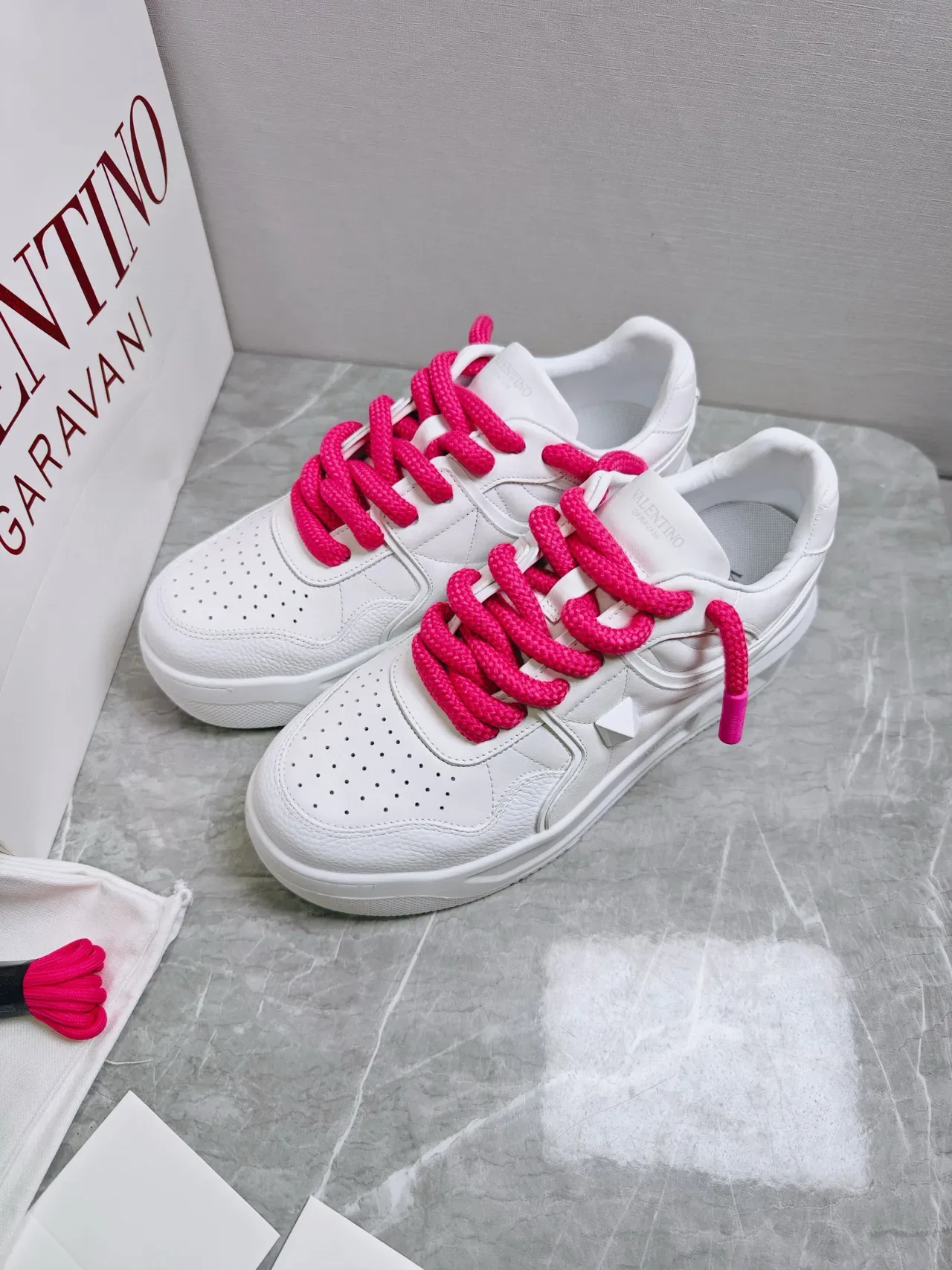 Valentino One Stud chaussures lifestyle blancs et roses en cuir perforés à l'avant-pied 8